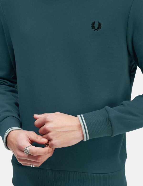 Felpa Fred Perry Verde - Felpa classica in total verde intenso con logo brand ricamato ad altezza cuore. La vestibilità è mo