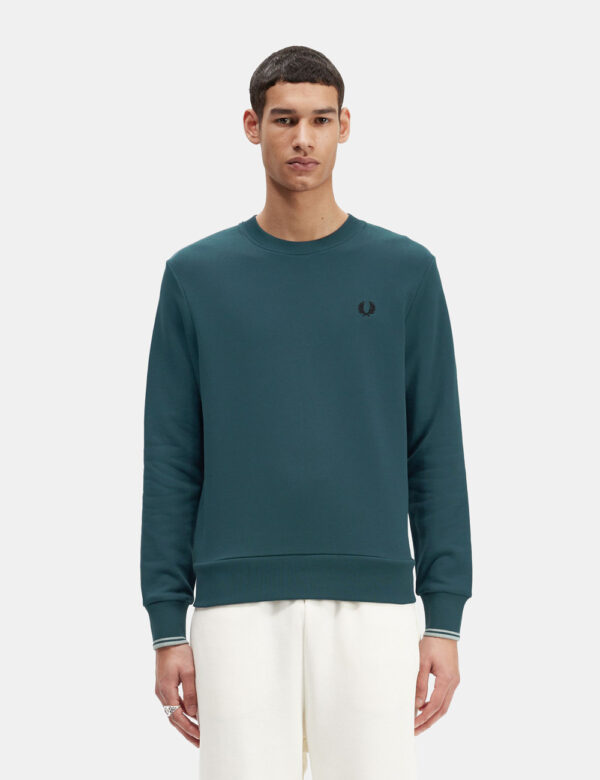 Felpa Fred Perry Verde - Felpa classica in total verde intenso con logo brand ricamato ad altezza cuore. La vestibilità è mo