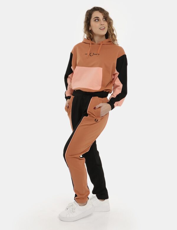 Pantalone Fred Perry bicolor nero/marrone - COMPOSIZIONE E VESTIBILITÀ:62% poliamide29% cotone 9% elastaneLa modella è alta
