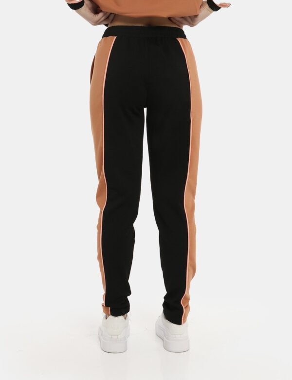 Pantalone Fred Perry bicolor nero/marrone - COMPOSIZIONE E VESTIBILITÀ:62% poliamide29% cotone 9% elastaneLa modella è alta