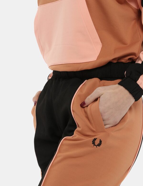 Pantalone Fred Perry bicolor nero/marrone - COMPOSIZIONE E VESTIBILITÀ:62% poliamide29% cotone 9% elastaneLa modella è alta