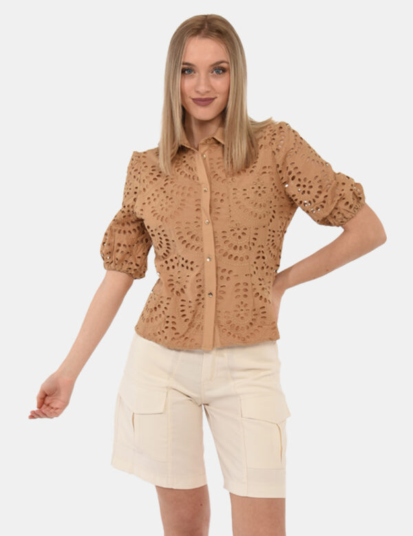 Camicia Fracomina Marrone - Camicia traforata a maniche corte in total marrone cammello. La vestibilità è morbida e pratica