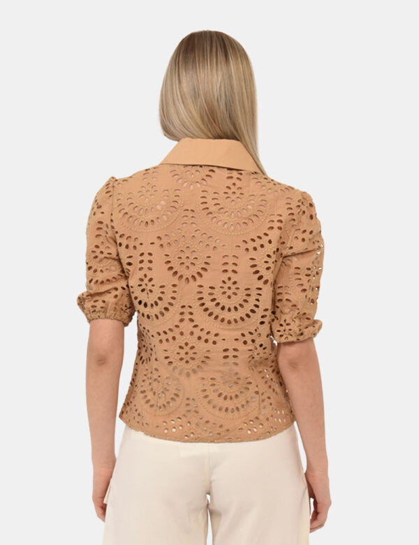 Camicia Fracomina Marrone - Camicia traforata a maniche corte in total marrone cammello. La vestibilità è morbida e pratica