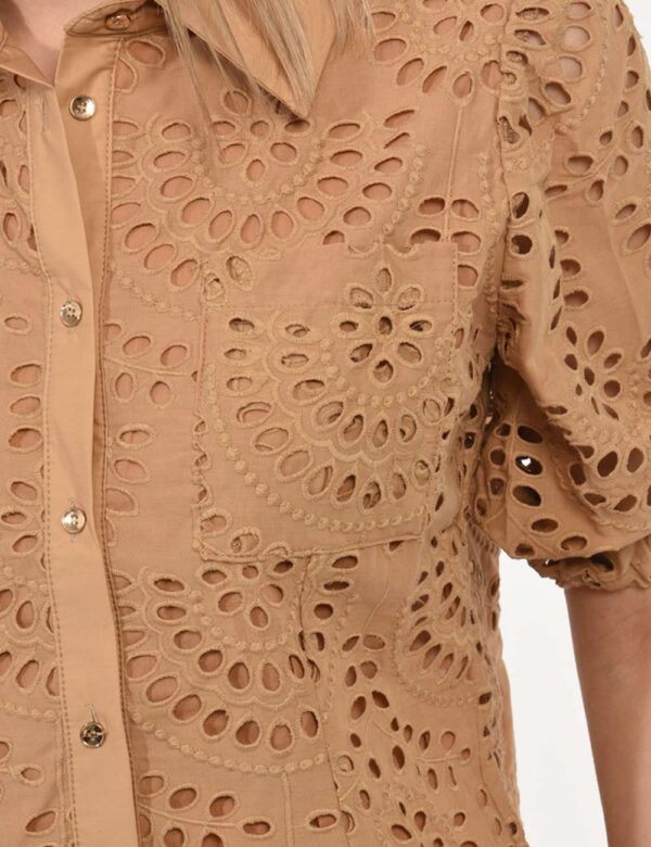 Camicia Fracomina Marrone - Camicia traforata a maniche corte in total marrone cammello. La vestibilità è morbida e pratica