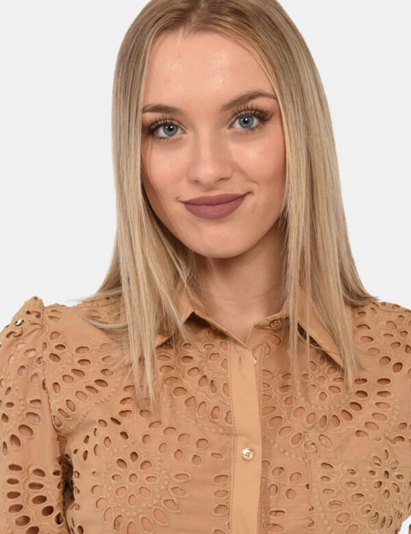 Camicia Fracomina Marrone - Camicia traforata a maniche corte in total marrone cammello. La vestibilità è morbida e pratica