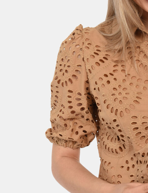 Camicia Fracomina Marrone - Camicia traforata a maniche corte in total marrone cammello. La vestibilità è morbida e pratica