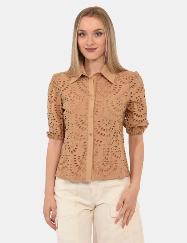 Camicia Fracomina Marrone - Camicia traforata a maniche corte in total marrone cammello. La vestibilità è morbida e pratica