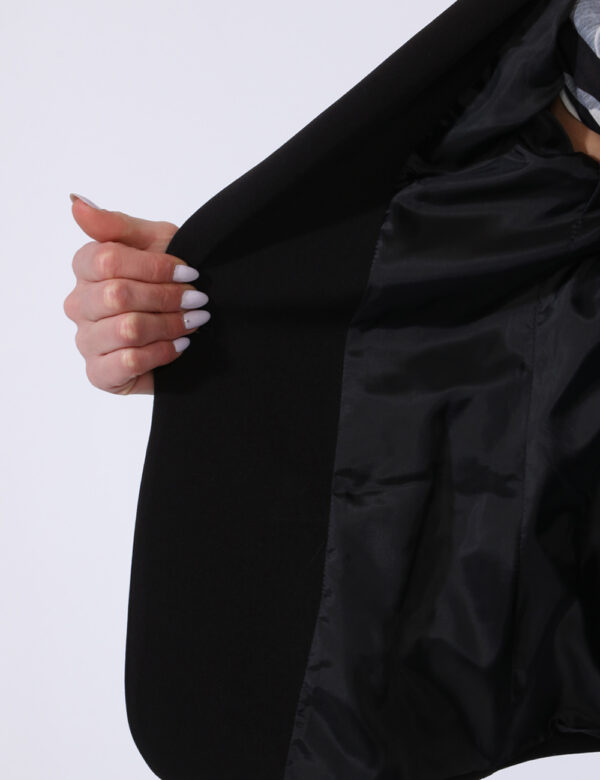 Giacca Pantaloni Eleganti Nero - Giacca classica in total neri con fake tasche a taglio sul fronte. La vestibilità è morbida