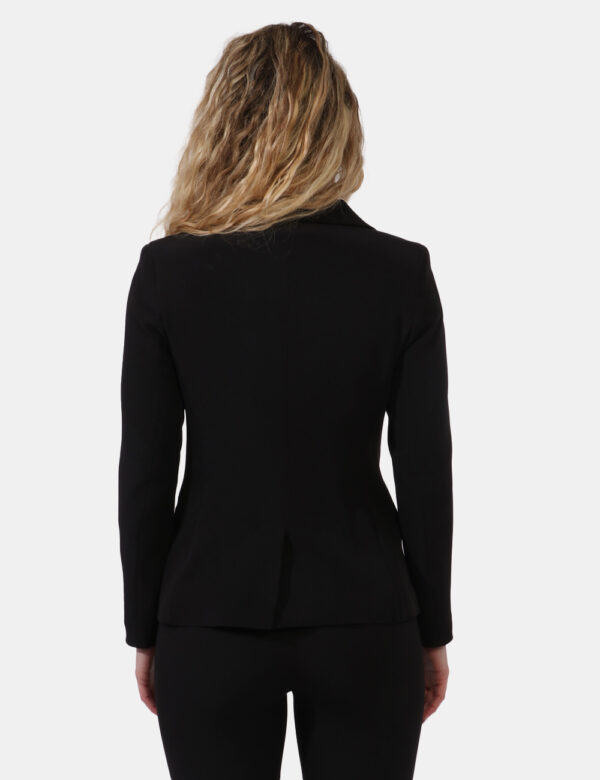 Giacca Pantaloni Eleganti Nero - Giacca classica in total neri con fake tasche a taglio sul fronte. La vestibilità è morbida