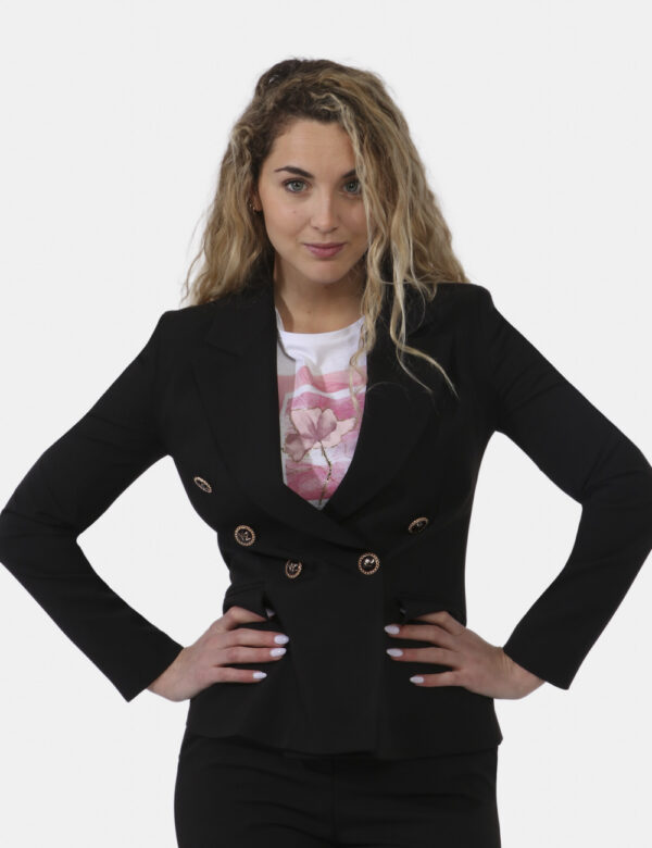 Giacca Yes Zee Nero - Giacca classica in total nero con fake tasche a taglio sul fronte. La vestibilità è morbida e pratica