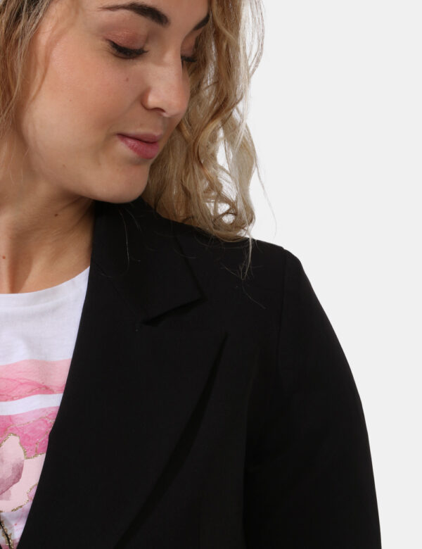 Giacca Yes Zee Nero - Giacca classica in total nero con fake tasche a taglio sul fronte. La vestibilità è morbida e pratica