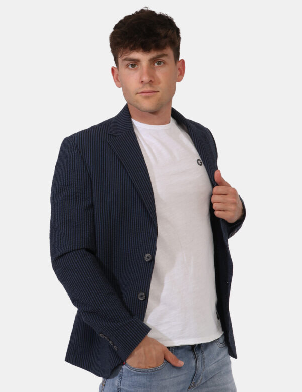 Giacca Yes Zee Blu - Giacca classica rigata in nero e blu navy. Presente doppia tasca a toppa più taschino fake ad altezza c