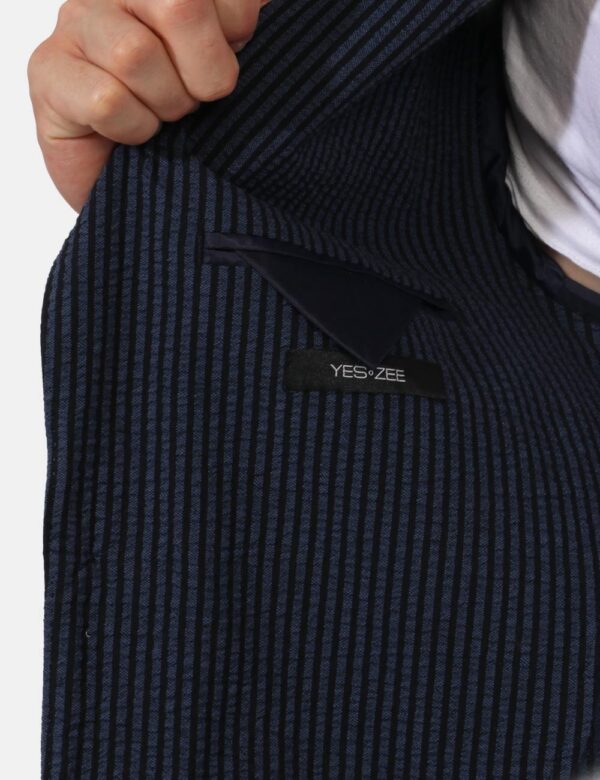 Giacca Yes Zee Blu - Giacca classica rigata in nero e blu navy. Presente doppia tasca a toppa più taschino fake ad altezza c