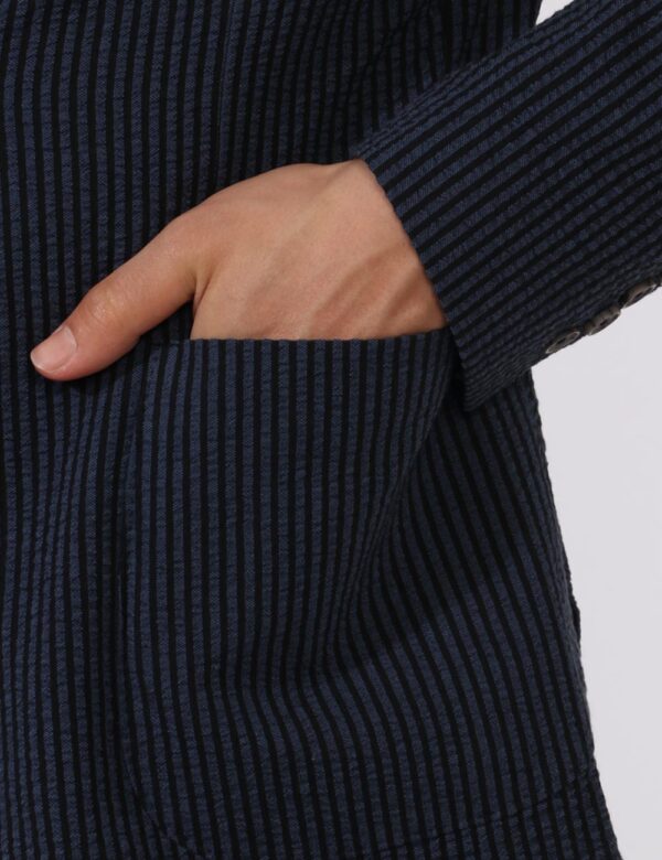 Giacca Yes Zee Blu - Giacca classica rigata in nero e blu navy. Presente doppia tasca a toppa più taschino fake ad altezza c