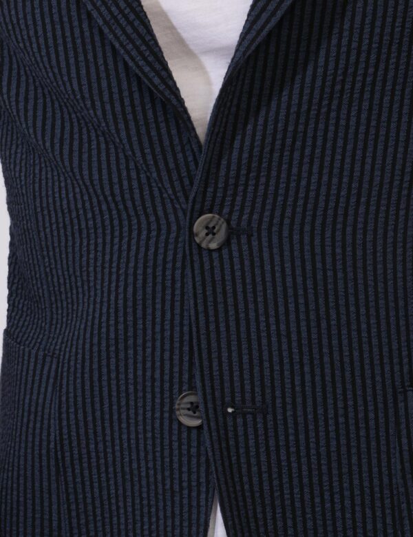 Giacca Yes Zee Blu - Giacca classica rigata in nero e blu navy. Presente doppia tasca a toppa più taschino fake ad altezza c