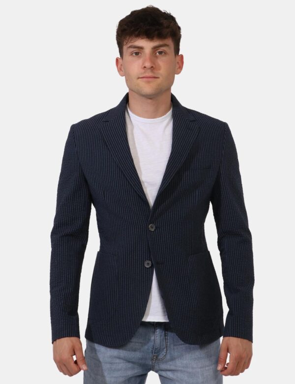 Giacca Yes Zee Blu - Giacca classica rigata in nero e blu navy. Presente doppia tasca a toppa più taschino fake ad altezza c
