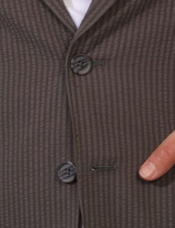 Giacca Yes Zee Grigio - Giacca classica rigata in grigio e nero. Presente doppia tasca a toppa più taschino fake ad altezza