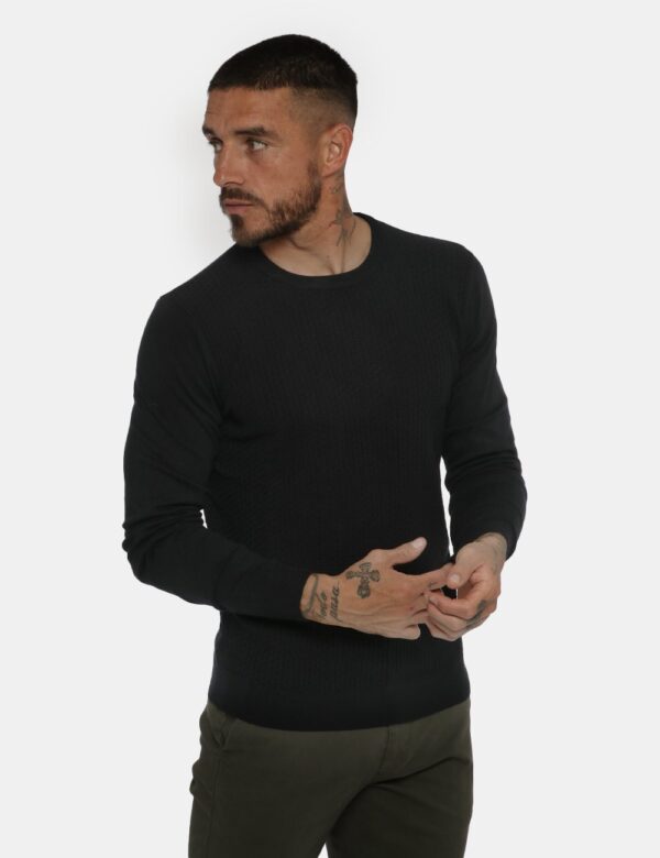 Maglione Goha nero - COMPOSIZIONE E VESTIBILITÀ:70% viscosa 30% nylonIl modello è alto 178 cm e indossa la taglia L. La vest