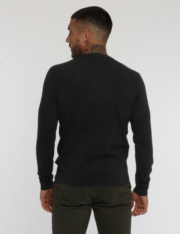 Maglione Goha nero - COMPOSIZIONE E VESTIBILITÀ:70% viscosa 30% nylonIl modello è alto 178 cm e indossa la taglia L. La vest