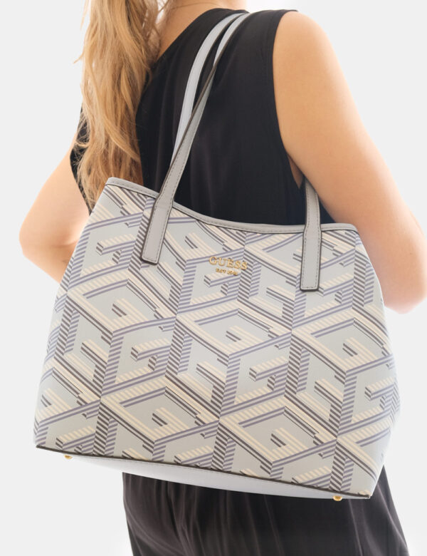 Borsa Guess Azzurro - Tote bag di medie dimensioni in fantasia tendente all'azzurro con logo brand dorato. L'interno è compo
