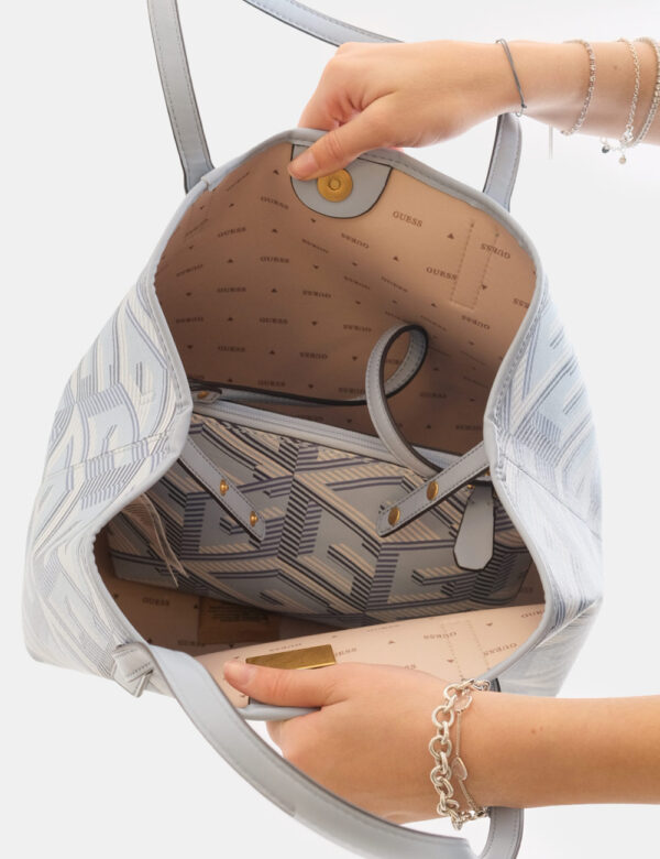 Borsa Guess Azzurro - Tote bag di medie dimensioni in fantasia tendente all'azzurro con logo brand dorato. L'interno è compo