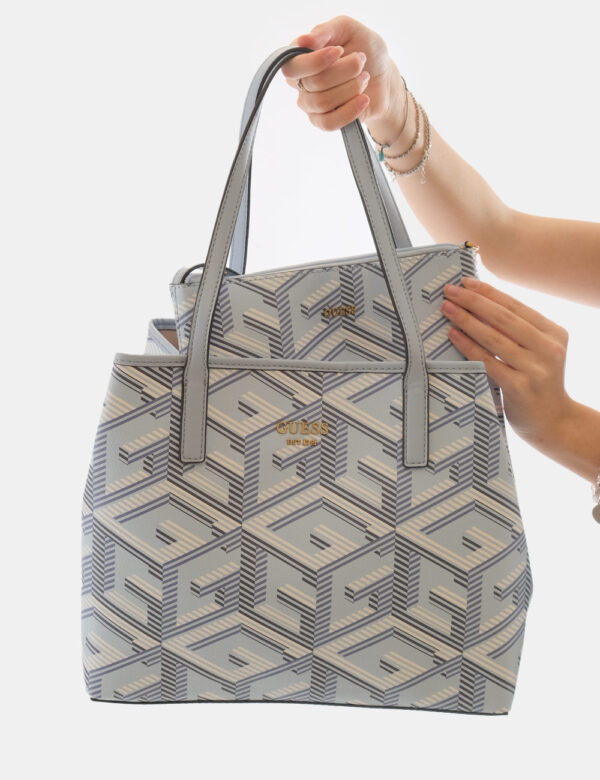 Borsa Guess Azzurro - Tote bag di medie dimensioni in fantasia tendente all'azzurro con logo brand dorato. L'interno è compo