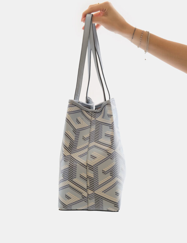 Borsa Guess Azzurro - Tote bag di medie dimensioni in fantasia tendente all'azzurro con logo brand dorato. L'interno è compo