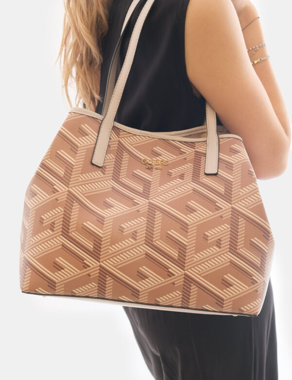 Borsa Guess Marrone - Tote bag di medie dimensioni in fantasia tendente al marrone con logo brand dorato. L'interno è compos