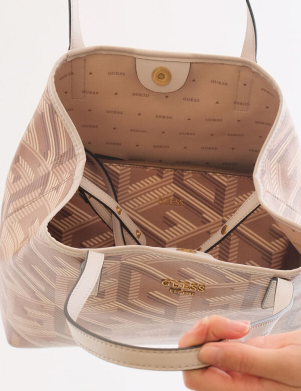 Borsa Guess Marrone - Tote bag di medie dimensioni in fantasia tendente al marrone con logo brand dorato. L'interno è compos