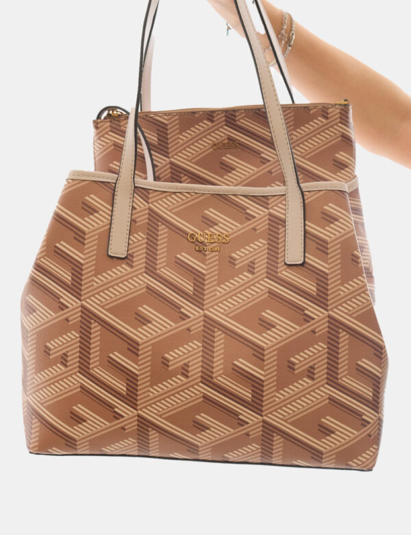 Borsa Guess Marrone - Tote bag di medie dimensioni in fantasia tendente al marrone con logo brand dorato. L'interno è compos
