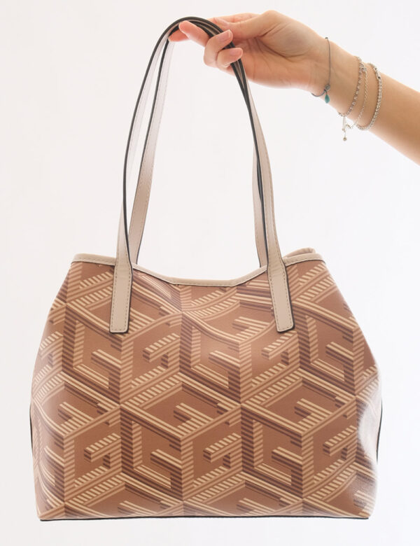 Borsa Guess Marrone - Tote bag di medie dimensioni in fantasia tendente al marrone con logo brand dorato. L'interno è compos