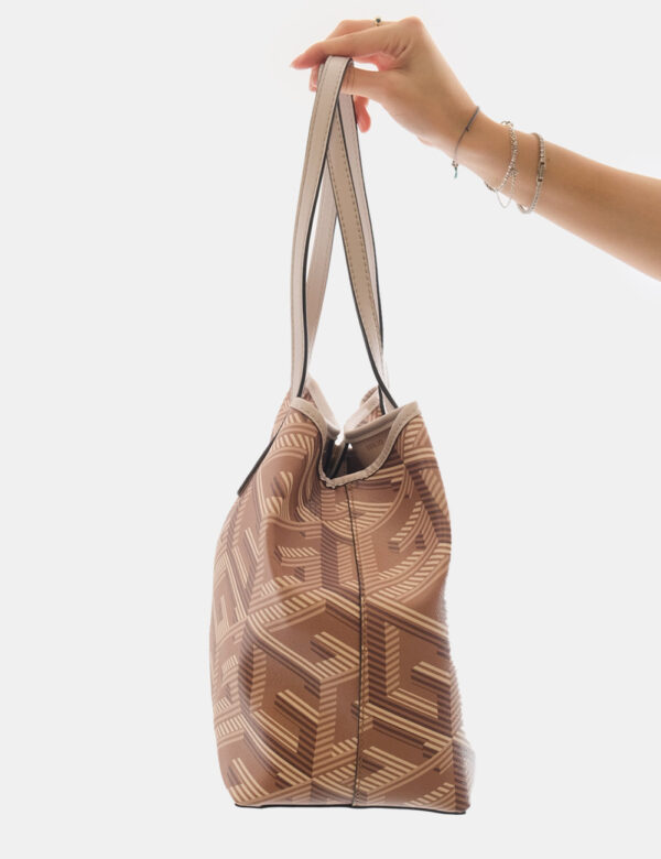 Borsa Guess Marrone - Tote bag di medie dimensioni in fantasia tendente al marrone con logo brand dorato. L'interno è compos
