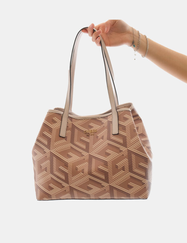Borsa Guess Marrone - Tote bag di medie dimensioni in fantasia tendente al marrone con logo brand dorato. L'interno è compos