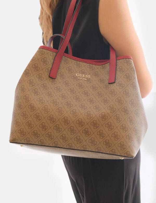 Borsa Guess Marrone - Tote bag di medie dimensioni in fantasia tendente al marrone con logo brand dorato e dettagli rossi. L
