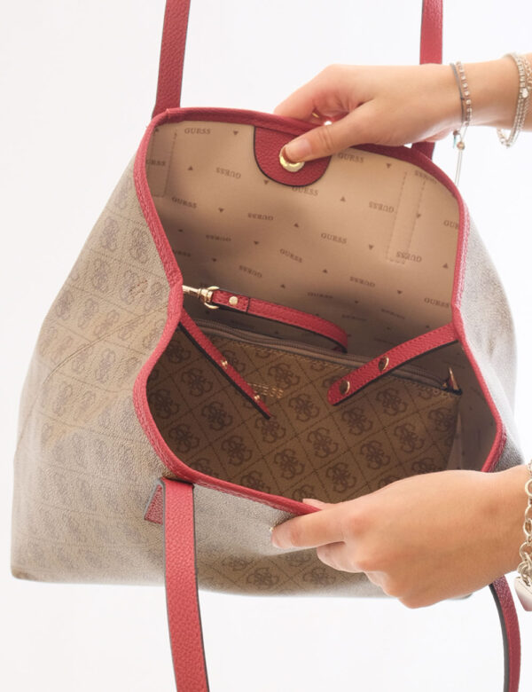 Borsa Guess Marrone - Tote bag di medie dimensioni in fantasia tendente al marrone con logo brand dorato e dettagli rossi. L