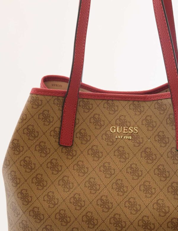 Borsa Guess Marrone - Tote bag di medie dimensioni in fantasia tendente al marrone con logo brand dorato e dettagli rossi. L