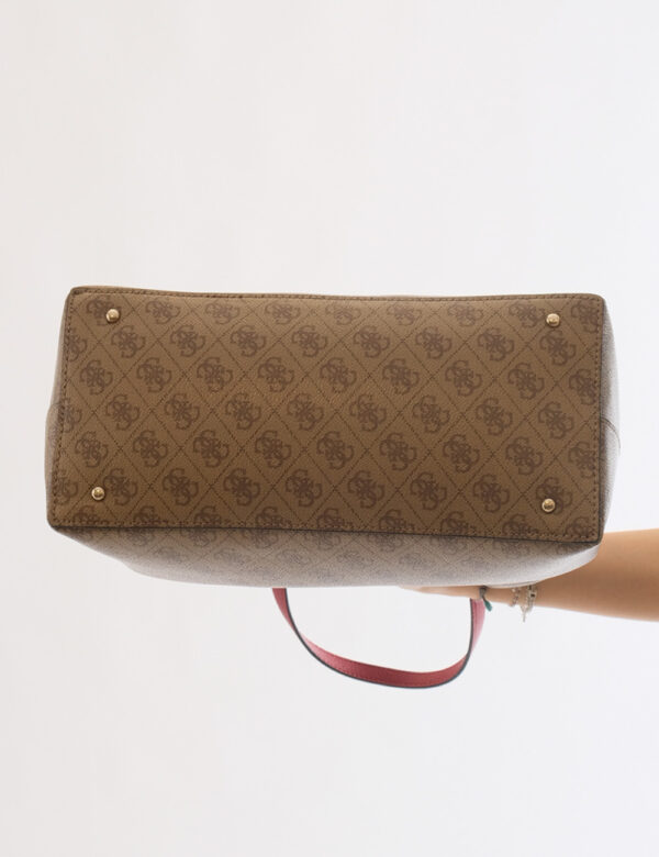 Borsa Guess Marrone - Tote bag di medie dimensioni in fantasia tendente al marrone con logo brand dorato e dettagli rossi. L