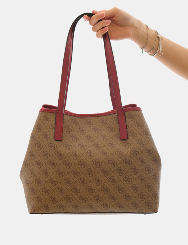 Borsa Guess Marrone - Tote bag di medie dimensioni in fantasia tendente al marrone con logo brand dorato e dettagli rossi. L