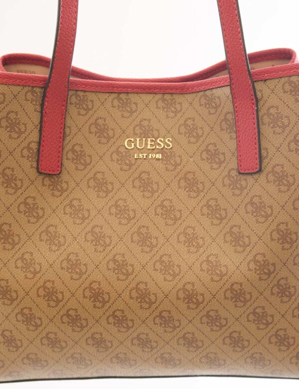 Borsa Guess Marrone - Tote bag di medie dimensioni in fantasia tendente al marrone con logo brand dorato e dettagli rossi. L