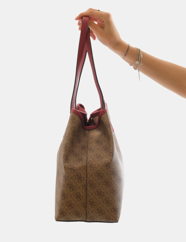 Borsa Guess Marrone - Tote bag di medie dimensioni in fantasia tendente al marrone con logo brand dorato e dettagli rossi. L