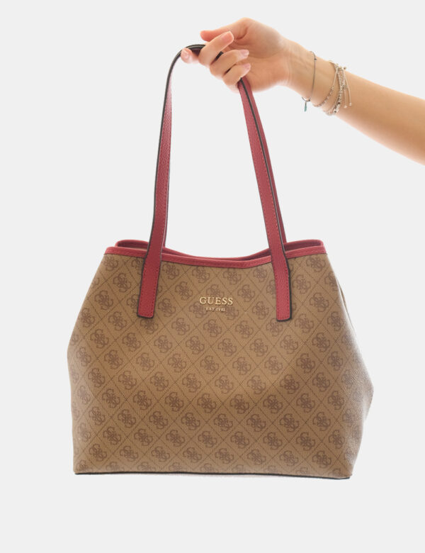 Borsa Guess Marrone - Tote bag di medie dimensioni in fantasia tendente al marrone con logo brand dorato e dettagli rossi. L