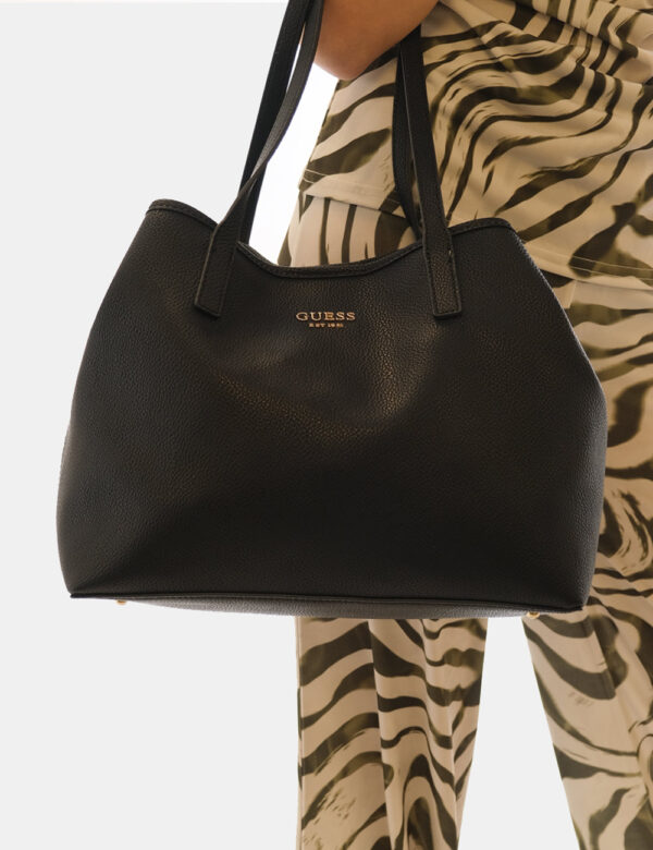 Borsa Guess Nero - Tote bag di medie dimensioni in total nero con logo brand dorato. L'interno è composto da bag coordinata