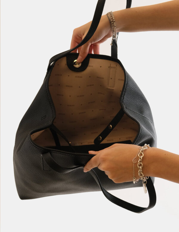 Borsa Guess Nero - Tote bag di medie dimensioni in total nero con logo brand dorato. L'interno è composto da bag coordinata