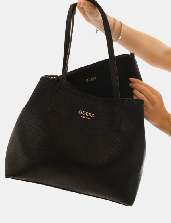 Borsa Guess Nero - Tote bag di medie dimensioni in total nero con logo brand dorato. L'interno è composto da bag coordinata