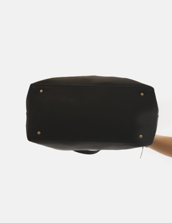 Borsa Guess Nero - Tote bag di medie dimensioni in total nero con logo brand dorato. L'interno è composto da bag coordinata