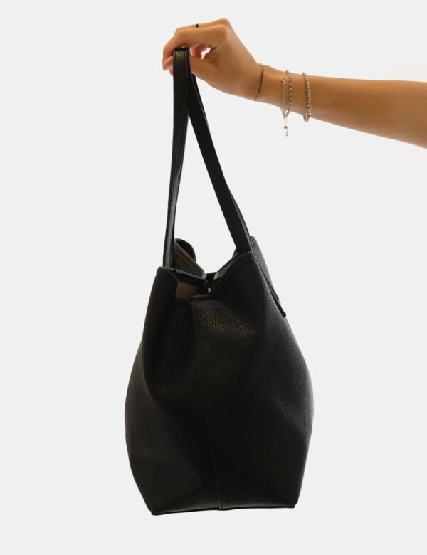 Borsa Guess Nero - Tote bag di medie dimensioni in total nero con logo brand dorato. L'interno è composto da bag coordinata
