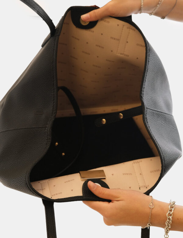 Borsa Guess Nero - Tote bag di grandi dimensioni in total nero con logo brand dorato. L'interno è composto da bag coordinata