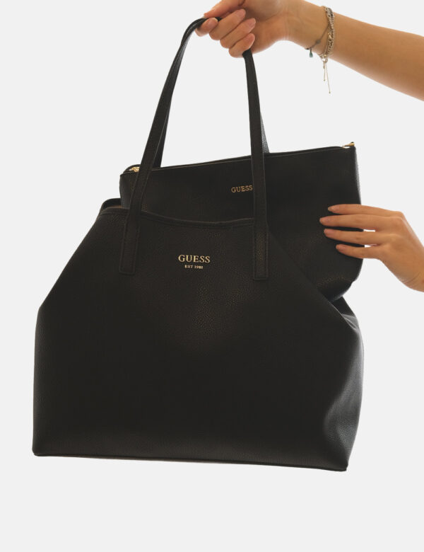 Borsa Guess Nero - Tote bag di grandi dimensioni in total nero con logo brand dorato. L'interno è composto da bag coordinata