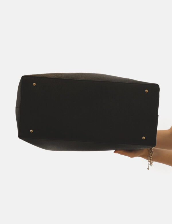 Borsa Guess Nero - Tote bag di grandi dimensioni in total nero con logo brand dorato. L'interno è composto da bag coordinata