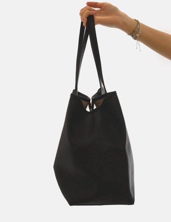Borsa Guess Nero - Tote bag di grandi dimensioni in total nero con logo brand dorato. L'interno è composto da bag coordinata